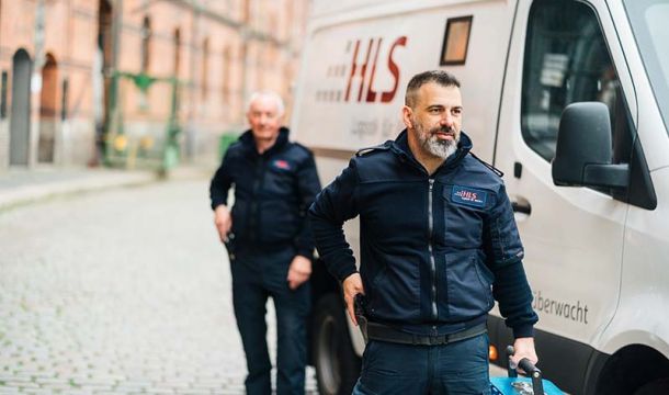 Mitarbeiter vor Geldtransporter in der Speicherstadt
