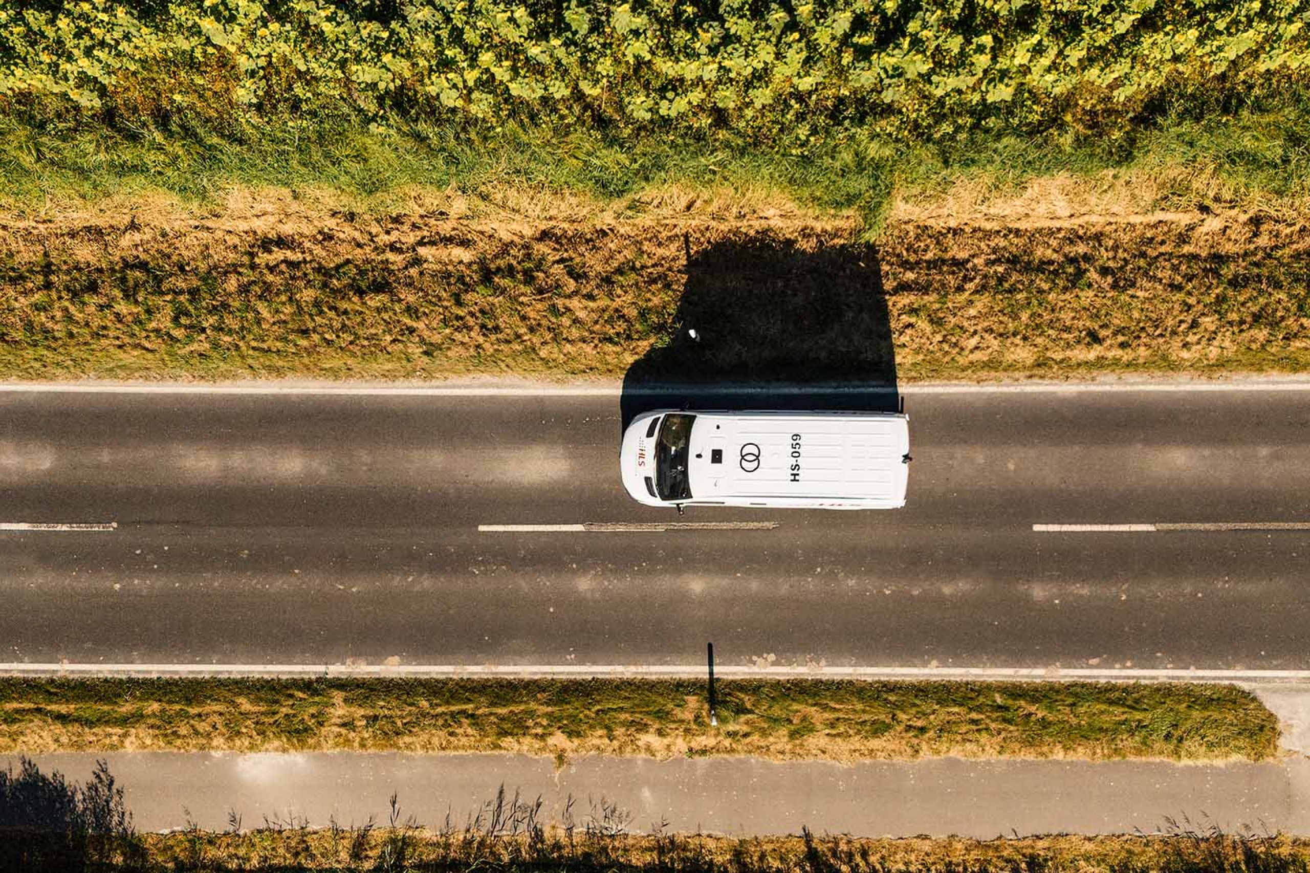 Luftaufnahme eines HLS-Transporters auf Landstraße in Norddeutschland