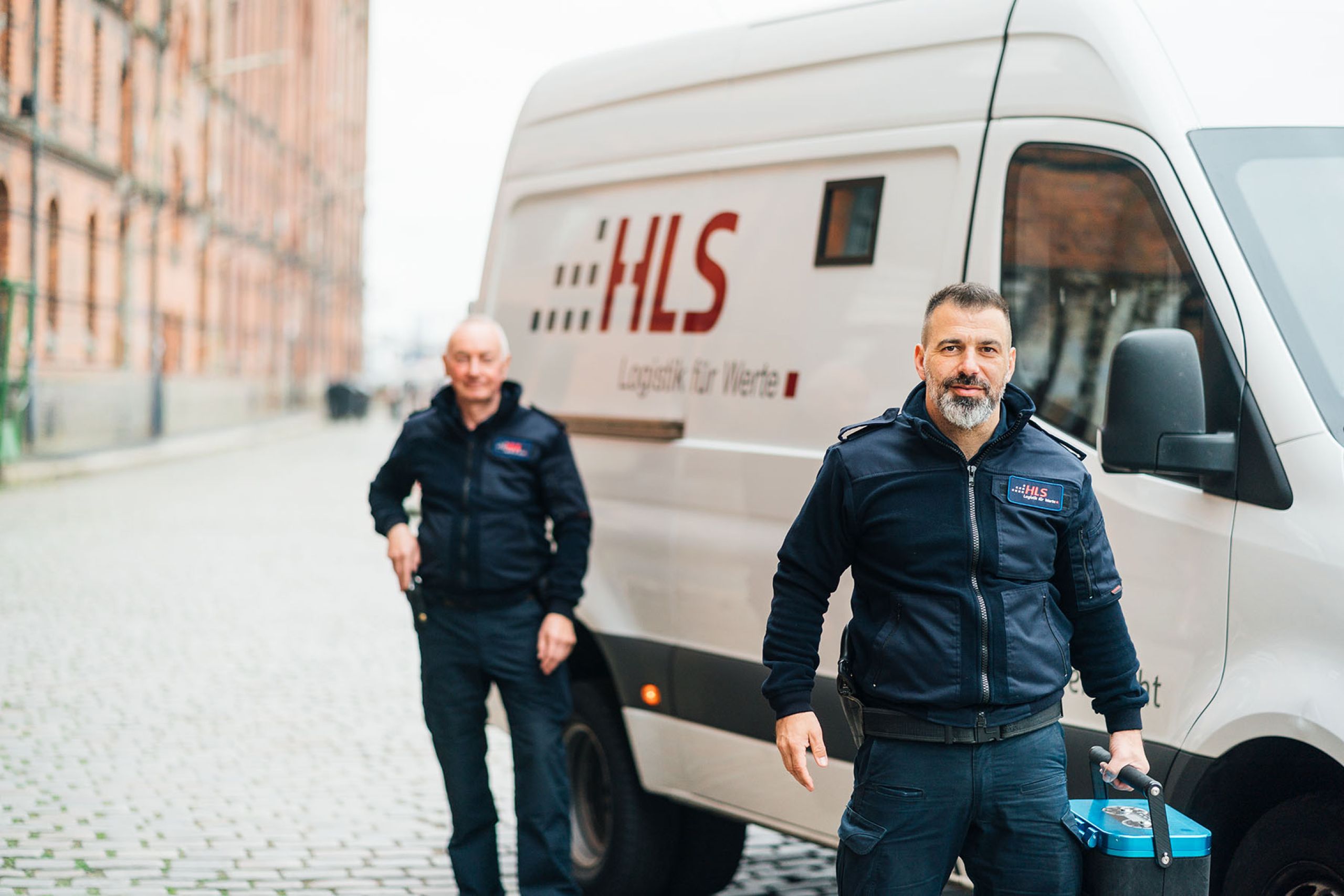 Mitarbeiter mit Geldkoffer in der Hamburger Speicherstadt