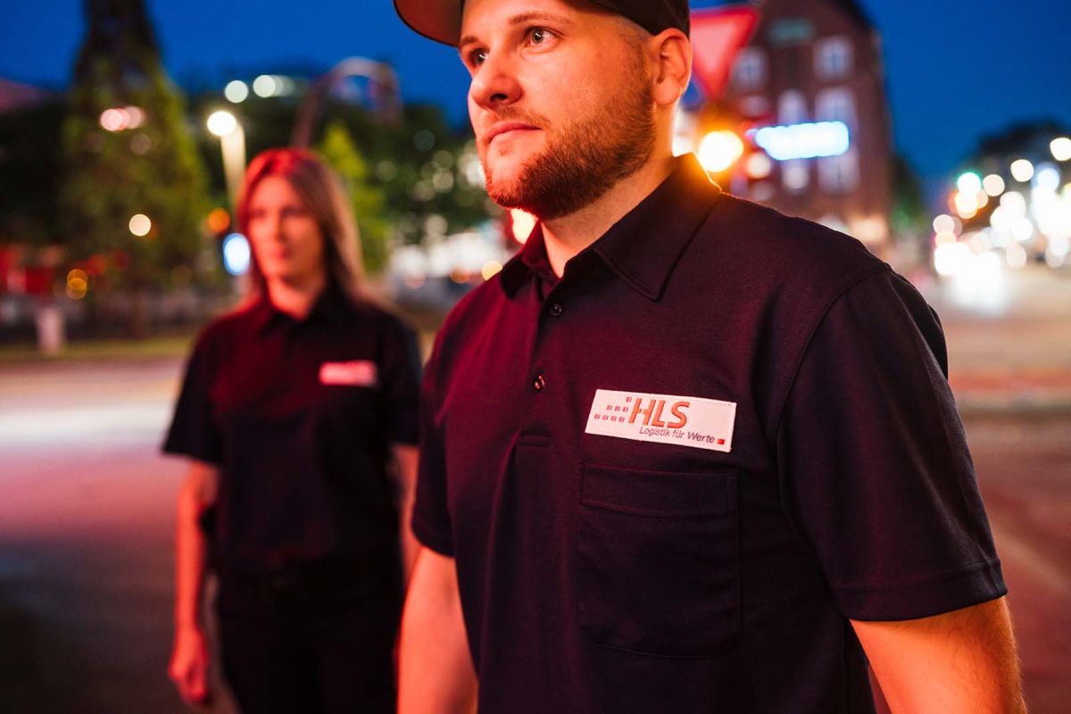 HLS-Mitarbeiter im Einsatz bei Nacht in Hamburg