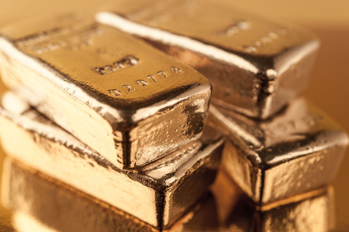 Mehrere Goldbarren gestapelt
